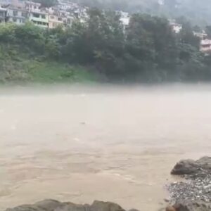“एक सेल्फी… और मौत से सामना!:मंडी में उफनती ब्यास के किनारे रील बना रहे युवा, तेज बहाव से खतरे पड़ सकती जिंदगी