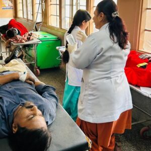 ठियोग में चंडीगढ़ की बैंड पार्टी की गाड़ी दुर्घटनाग्रस्त:एक की मौत; 18 घायल IGMC रैफर, क्रैश बैरियर से टला बड़ा हादसा, घोड़ी भी घायल