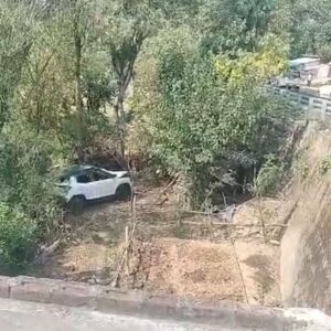हिमाचल में पंचायत समिति सदस्य की कार खाई में गिरी:ऊना से लौटते समय अम्ब-नादौन मार्ग पर हादसा; परिवार के 5 लोग घायल