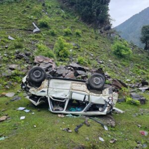 मनाली में खाई में गिरी स्कॉर्पियो, पांच घायल:दो युवतियां भी शामिल, दिल्ली और यूपी के रहने वाले, ड्राइवर पर FIR