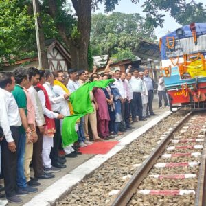 जोगिंदरनगर- पठानकोट रेल सेवा बहाल:सांसद अनुराग ठाकुर ने दिखाई हरी झंडी, चार साल पहले बह गया था चक्की नदी का पुल
