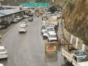 हिमाचल में अगले 6 दिन रुक-रुक कर बारिश के आसार:कल 3 जिलों में चेतावनी, तापमान में गिरावट, सुहावने मौसम का आनंद उठा रहे टूरिस्ट