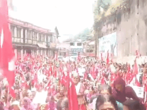 हिमाचल में सड़कों पर उतरी आंगनवाड़ी वर्कर-हेल्पर:सचिवालय के बाहर प्रदर्शन, ट्रैफिक बाधित, वन-वे चल रही गाड़ियां; हरियाणा की तर्ज पर मानदेय की मांग