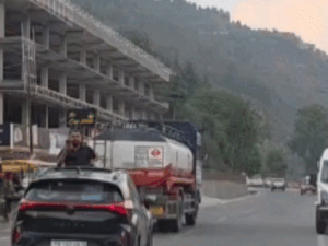 पंजाब के टूरिस्ट का मनाली में ₹3500 का चालान:सनरूफ से बाहर निकलकर सेल्फी लेना महंगा पड़ा, वायरल वीडियो के आधार पर कार्रवाई