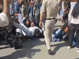 शिमला में NEET पेपर मामले में SFI का प्रदर्शन:पुलिस-छात्रों में धक्कामुक्की, शिक्षा मंत्री धर्मेंद्र प्रधान से मांगा इस्तीफा; केंद्र के खिलाफ नारेबाजी