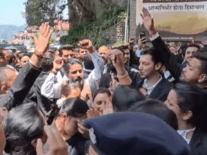 शिमला में वकीलों ने सचिवालय का किया घेराव:सील्ड-रोड पर पुलिस की सख्ती से नाराज, कार्ट रोड पर ट्रैफिक जाम; CM से मिलने पर अड़े