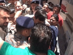 शिमला में जिला परिषद मेंबर की शपथ के दौरान हंगामा:DC मुर्दाबाद के नारे लगाए, धक्का मुक्की हुई; भाजपा नेत्री की बाजू में चोट