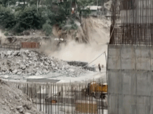 हिमाचल में लैंडस्लाइड का VIDEO:मजदूरों ने भागकर बचाई जान, शोंगटोंग प्रोजेक्ट की साइट पर चल रहा था काम, तभी पहाड़ी-पेड़ गिरे