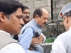 राज्यसभा सांसद हर्ष महाजन CCU पर शिफ्ट:BJP धरने के दौरान चक्कर आया, लड़खड़ाकर गिरे; नेताओं ने संभाला, डॉक्टर बोले- घबराने की जरूरत नहीं