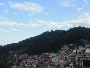 हिमाचल के 10 जिलों में आज ओलावृष्टि-तूफान का अलर्ट:50 किमी रफ्तार से चलेंगी हवाएं, सतर्क रहने की सलाह; 23 जून तक बरसेंगे बादल