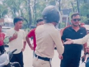 हिमाचल में दबंग ने पुलिस कॉन्स्टेबल पीटा, VIDEO:हेलमेट तोड़ मुंह पर पंच मारे, चाबी-बैग छीने, पद की धौंस दिखाई; आरोपी गिरफ्तार