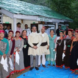 हिमाचल के दुर्गम क्षेत्र ‘बड़ा भंगाल सीएम ने बिताई रात:जमीन पर बैठ किया सहभोज, पारंपरिक वेशभूषा में ग्रामीणों संग किया लोकनृत्य