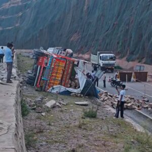 कांगड़ा में देसी शराब से भरा ट्रक पलटा:चालक और परिचालक बाल-बाल बचे; मामूली चोट आई, आबकारी विभाग ने कब्जे में लिया खेप