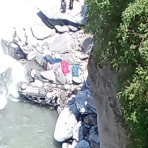 भरमौर में ऑल्टो खाई में गिरी, 3 की मौत:हादसे में 2 लोग गंभीर घायल; धार्मिक कार्यक्रम में जा रहा था परिवार