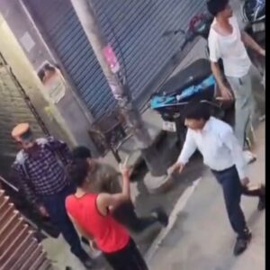 मंडी में मंदिर के पास युवकों में मारपीट:दोनों गुटों ने एक-दूसरे पर लात-घूंसे बरसाए; वीडियो साेशल मीडिया पर वायरल