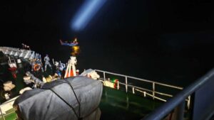 भीषण मौसम में समुद्र में फंसी मछली पकड़ने वाली नाव, कोस्ट गार्ड ने बचाई 6 मछुआरों की जान; देखें VIDEO​on June 30, 2026 at 3:16 am