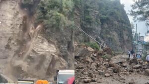VIDEO: शिमला में भीषण भूस्खलन, घूमने जाने से पहले ये मंजर देख लीजिए; ढह गया पूरा पहाड़​on June 18, 2026 at 2:24 pm