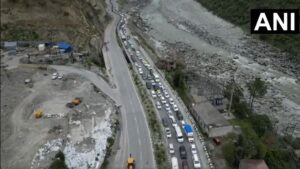 हिमाचल प्रदेश: कुल्लू-मनाली में सड़कों पर लगी गाड़ियों की लंबी कतारें, VIDEO देखकर बदल देंगे घूमने का प्लान​on June 13, 2026 at 3:45 pm