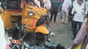 ऑटो से भीषण टक्कर के बाद बाइक सवार का सिर धड़ से अलग हुआ, 6 लोग गंभीर रूप से घायल​on June 14, 2026 at 4:32 pm