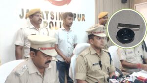महिला सहकर्मी ने ठुकराया प्यार का प्रपोजल तो जूनियर ने बाथरूम में लगाया हिडेन कैमरा, मोबाइल में देख रहा था रिकॉर्डिंग​on June 1, 2026 at 3:42 am