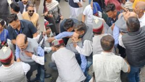 हिमाचल में प्रदर्शन के दौरान बीजेपी सांसद हर्ष महाजन की बिगड़ी तबीयत, लड़खड़ाकर गिरे; वीडियो आया सामने​on June 27, 2026 at 6:51 am