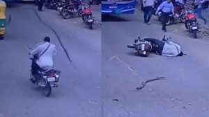 बाइक से जा रहे शख्स के सिर पर गिरी सूखी टहनी, अचेत होकर सड़क पर गिरा; CCTV फुटेज आया सामने​on June 26, 2026 at 10:13 am
