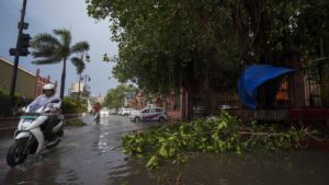 दिल्ली में आंधी के साथ तेज बारिश, रेड अलर्ट जारी, 2-3 दिन में यूपी पहुंचेगा मानसून​on June 12, 2026 at 1:26 am