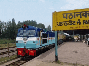 पठानकोट-जोगिंदरनगर रेल सेवा बहाल:यात्रियों में खुशी की लहर, यात्री बोले-पहले ₹392 खर्च जाते थे जोगिंदरनगर, अब ₹40 में पहुंचेंगे