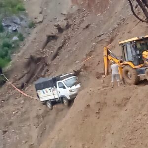 चंबा में बारिश से लैंडस्लाइड, सड़क धंसी:खाई किनारे लटक गया वाहन, यातायात बाधित; 2 जेसीबी से निकालने की कोशिश