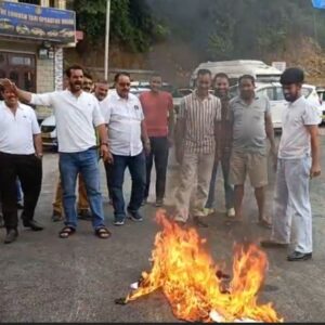 मंडी के रिवालसर में कांग्रेस वर्करों का प्रदर्शन:विधायक इंद्र सिंह गांधी का पुतला फूंका; अमर्यादित टिप्पणियों के विरोध में की नारेबाजी