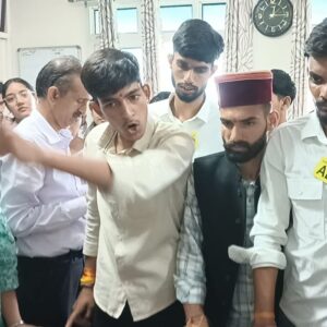 मंडी में ABVP ने कॉलेज प्रिंसिपल का घेराव किया:छात्र सुविधाओं की कमी पर सौंपा मांगपत्र; समाधान न होने पर प्रदर्शन की चेतावनी