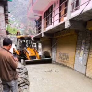 किन्नौर में भारी बारिश, नदी-नाले उफान पर:सांगला वैली ब्रिज पर खतरा, यातायात रोका गया, प्रशासन ने जारी किया अलर्ट