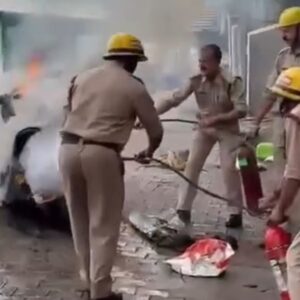 धर्मशाला बाजार में चलते बुलेट में लगी आग, सवार सुरक्षित:धूआं निकलते देख चालक ने कूदकर बचाई जान, शार्ट सर्किट की आशंका