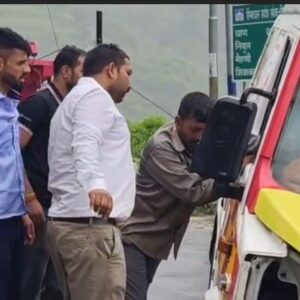 मंडी में 108 एंबुलेंस दुर्घटनाग्रस्त, चालक समेत 2 घायल:पंडोह के पास सुरक्षा दीवार से टकराई; मरीज को छोड़कर लौटते समय हादसा