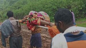 ओडिशा में कच्ची सड़क बनी मुसीबत, प्रसव पीड़ा से तड़पती गर्भवती को 2 किमी स्ट्रेचर पर ले गए ग्रामीण​on July 19, 2026 at 8:50 am