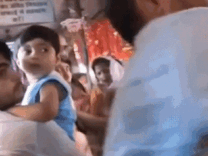 चिंतपूर्णी मंदिर में श्रद्धालु-सुरक्षाकर्मी मारपीट का वीडियो वायरल:लाइन आगे बढ़ाने को लेकर विवाद, प्रसाद का टोकरी पकड़ाकर किया हमला