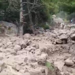 किन्नौर में बादल फटने से आई बाढ़:ITBP कैंप के पास सड़क पर फैला मलबा, छितकुल मार्ग अवरुद्ध; जान-माल का नुकसान नहीं