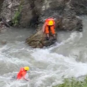 चंबा में साल नदी में बाइक गिरी, युवक लापता:एक को बचाया, मिंजर मेला देखकर लौट रहे थे, NDRF-SDRF का सर्च ऑपरेशन जारी