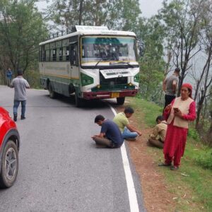 रोपड़ू के पास खराब हुई HRTC बस, यात्री परेशान:जरूरी काम छूटे; सड़क पर बैठने को मजबूर, बोले- कभी भी बीच रास्ते रुक जाती है