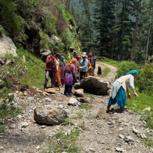 रामपुर के ग्राम पंचायत कूट में श्रमदान से सड़क सुधारी:ग्रामीणों ने एकजुट होकर खराब सड़क को आवागमन योग्य बनाया