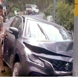 सिरमौर में पुलिस वाहन ने महिला को कुचला:सड़क किनारे बैठी, सोलन से कैदी को लेकर आ रही गाड़ी टक्कर मार पैरापिट से टकराई
