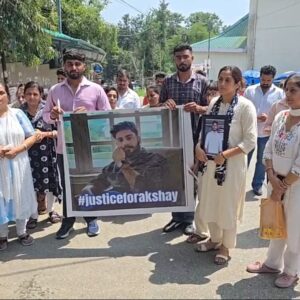 धर्मशाला में हादसे में मौत पर PWD के खिलाफ रोष:सीसीटीवी से खुली विभाग की लापरावाही की पोल, न्याय के लिए निकाला कैंडल मार्च