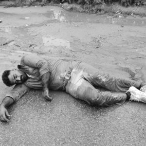 बिलासपुर में व्यक्ति पर कुल्हाड़ी से हमला:चंडीगढ़-मनाली फोरलेन पर पड़ा मिला, एम्स में कराया गया भर्ती, पुलिस पहचान कराने में जुटी