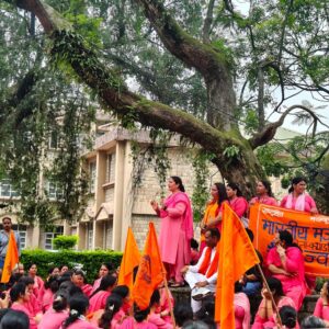 धर्मशाला में आशा वर्करों का डीसी दफ्तर के सामने प्रदर्शन:18 हजार रुपए मानदेय की मांग पर किया प्रदर्शन; 2 घंटे तक ट्रैफिक जाम