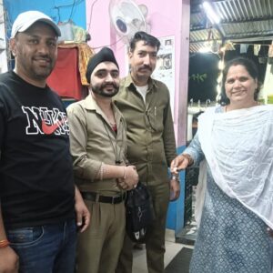कुमारसेन में ढाबा संचालक ने लौटाए 7 लाख के गहने:खाने के लिए बस रुकी, भोजनालय में यात्री से गिरे; ईमानदारी दिखाते हुए हैंडओवर किए
