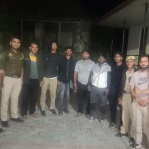 हिमाचल में मणिमहेश मार्ग पर फंसे 5 श्रद्धालु:हैदराबाद के यात्रियों को रात में सुरक्षित बचाया; प्रशासन ने खराब मौसम में चलाया अभियान