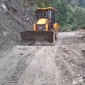 मंडी में 15 क्विंटल मूली नाले में फेंकी:वीडियो वायरल होने पर 5 घंटे में खुली थलटूखोड़-मढ़ सड़क,भूस्खलन से 5 दिन से बंद था मार्ग