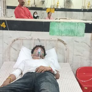 मंडी में सड़क हादसा, 5 युवक घायल:कार अनियंत्रित होकर सड़क से नीचे गिरी, लोगों ने घायलों को अस्पताल में करवाया भर्ती