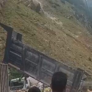 किन्नौर में NH-5 पर चट्टानें गिरीं, मार्ग बाधित:लाल ढांक के पास भूस्खलन से आवाजाही रुकी, शिल्ती मार्ग खुला होने से राहत