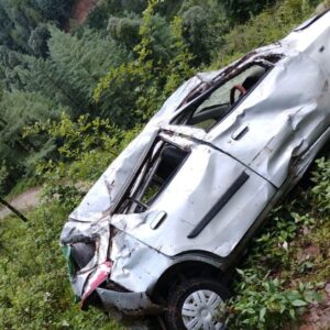 मंडी में सड़क हादसा, चालक बाल-बाल बचा:100 मीटर गहरी खाई में गिरी कार क्षतिग्रस्त; ग्रामीणों ने चालक को सुरक्षित निकाला